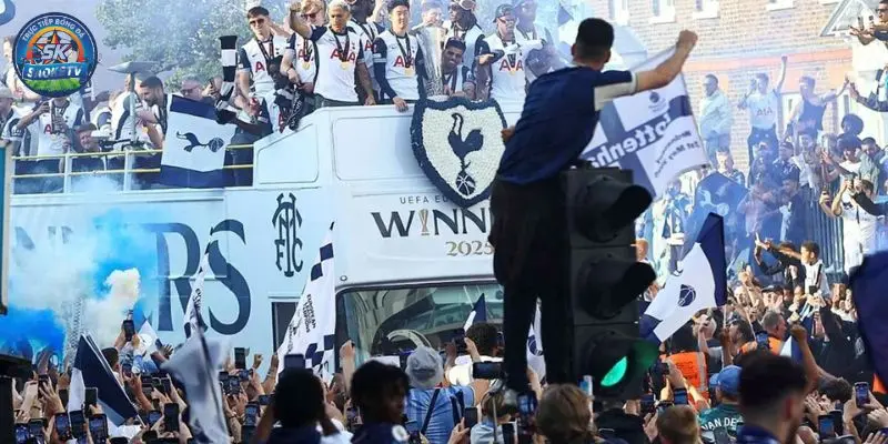 Vsbet tài trợ câu lạc bộ Tottenham Hostpur cú hích hợp tác 3 Khán đài rực rỡ sắc màu cùng không khí cổ vũ cuồng nhiệt của các cổ động viên